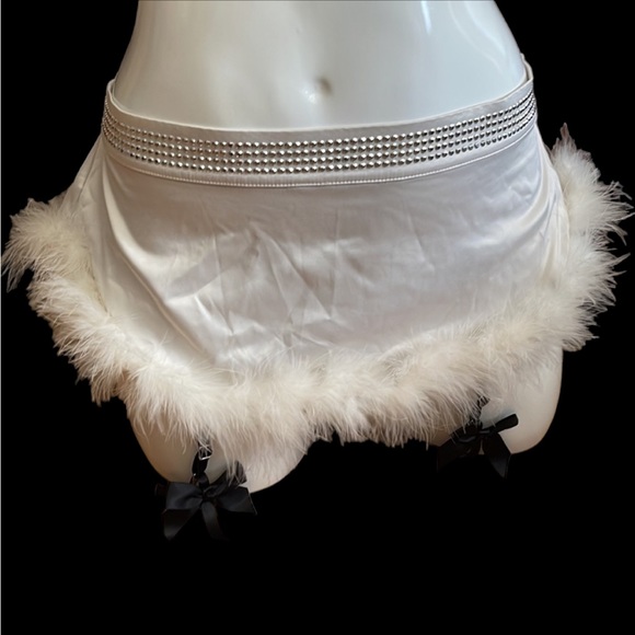 Victoria’s Secret Very Sexy Holiday Bra, Thong, & Skirt Set - Picture 5 of 15